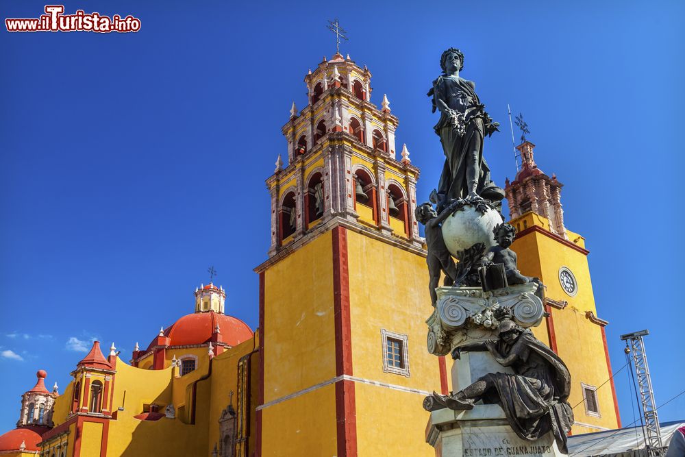 Immagine Chiesa e statua nel centro di Guanajuato, Messico. La scultura in bronzo venne donata da Carlo V° nel 1500.