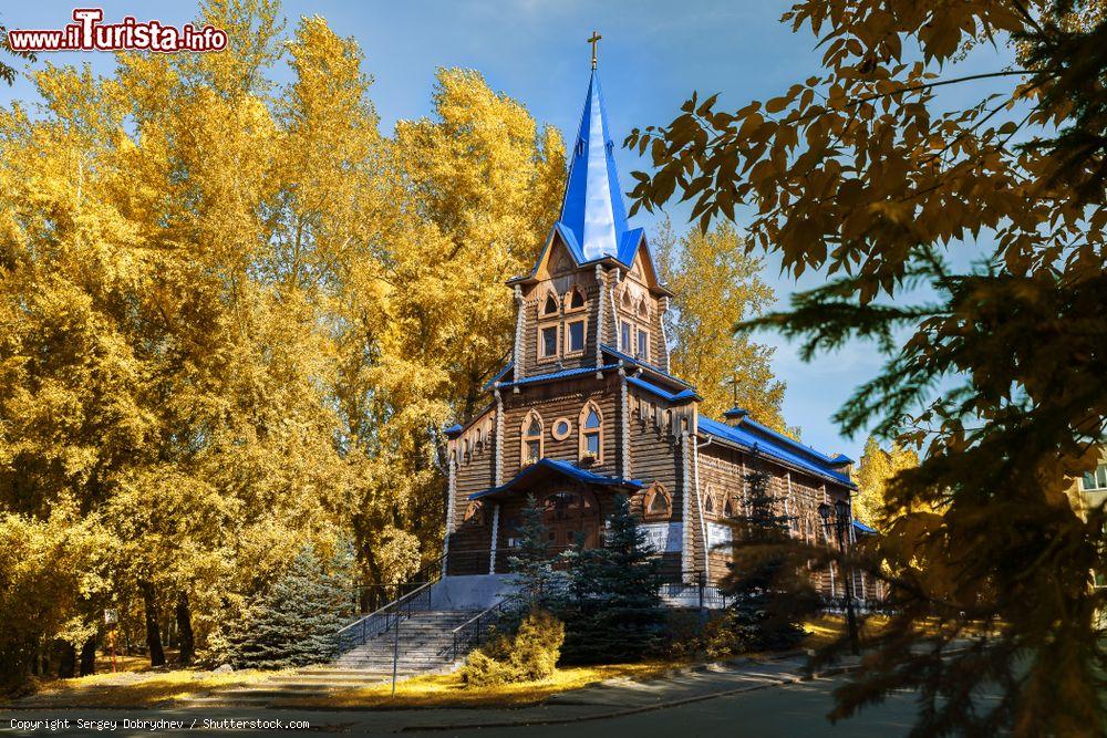 Immagine La bellissima struttura in legno della chiesa evangelica luterana di Santa Marta a Tomsk, Russia - © Sergey Dobrydnev / Shutterstock.com