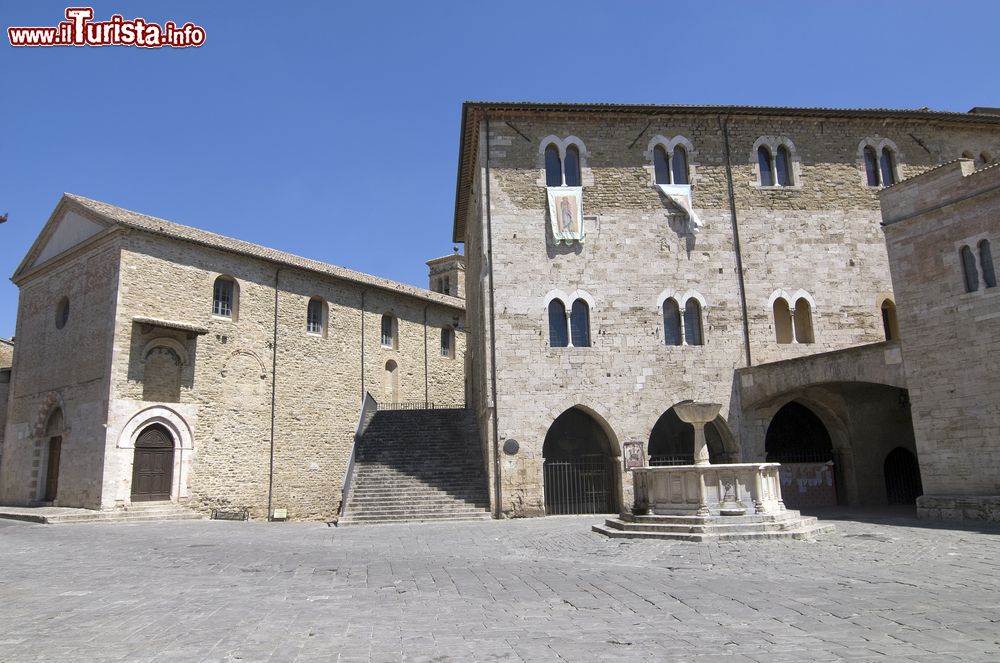 Immagine Chiesa, fontana e edificio medievale in Piazza Silvestri a Bevagna, Umbria, Italia. Questa piazza è considerata fra le più significative realizzazioni urbanistiche medievali dell'Umbria.