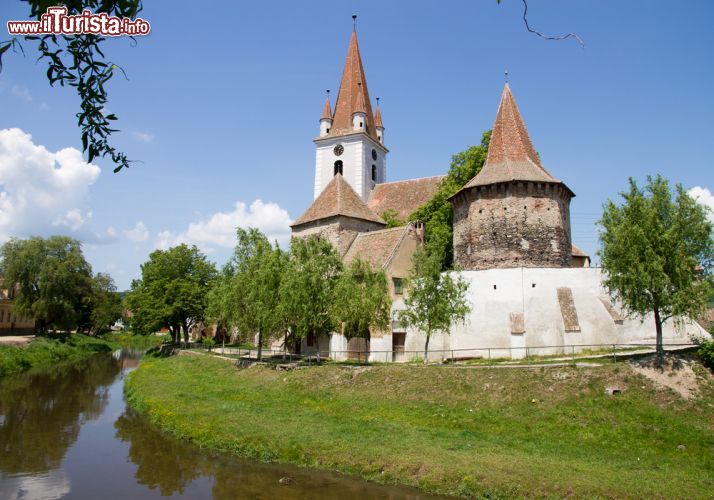 Immagine Chiesa fortificata a Sibiu, Romania - Immersa nella natura, questa bella chiesa fortificata ospitata a Sibiu è una delle più visitate da turisti e fedeli di culto cristiano © Dragan Jovanovic / Shutterstock.com