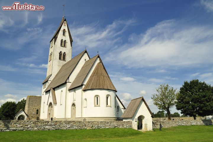 Immagine La chiesa di Gothem, a circa 30 km sud-est di Visby, risale al XIII secolo ed è una delle più antiche e caratteristiche dell'isola svedese di Gotland - Foto © a40757 / Shutterstock.com