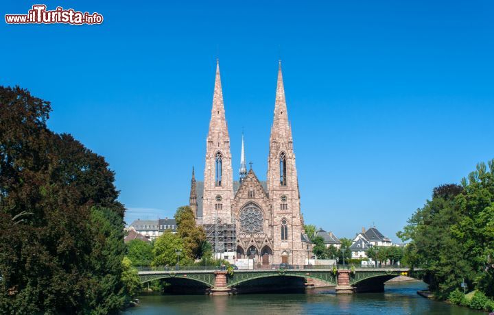 Immagine Chiesa gotica di San Paolo a Strasburgo, Francia - Edificato in stile neogotico renano, questo imponente edificio religioso di Strasburgo si ispira a quello di Sant'Elisabetta a Marburg, città tedesca dell'Assia. A progettarla fu l'architetto Louis Muller e la sua costruzione avviata nel 1892 si concluse nel 1897 © Leonid Andronov / Shutterstock.com