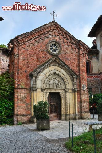 Immagine Chiesa gotica a Grazzano Visconti, Piacenza - Architettura tipicamente gotica per la chiesetta che si può ammirare nel borgo emiliano costruito per iniziativa di Giuseppe Visconti di Mondrone intorno all'antico castello verso gli inizi del 1900 © Mi.Ti. / Shutterstock.com