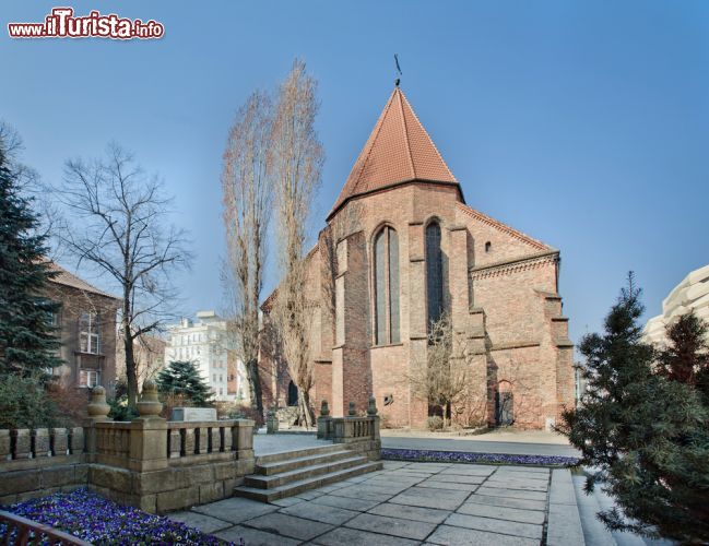 Immagine Chiesa gotica a Poznan, Polonia - Una bella chiesetta dall'architettura lineare in stile gotico nel centro di Poznan © Julia Shepeleva / Shutterstock.com