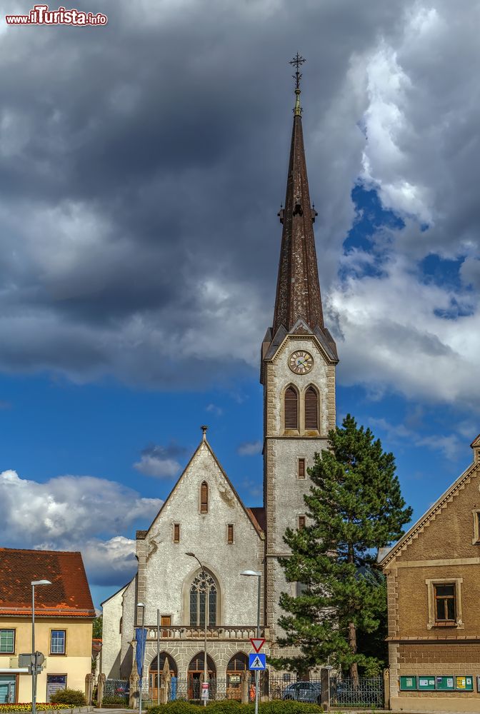 Immagine La bella chiesa gotica di Maria am Waasen a Leoben, Austria. Austero e dalle linee essenziali, questo edificio religioso sorge nel centro della città austriaca.