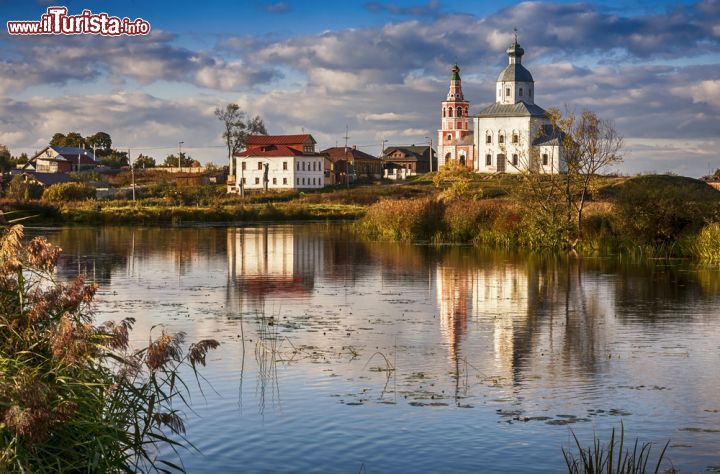 Immagine Chiesa di Sant'Ilya a Suzdal, Russia  - Dedicata a Ilya Muromets, epico eroe russo divenuto anche profeta e canonizzato dalla chiesa ortodossa, questa suggestiva chiesa di Suzdal si affaccia sulle acque del fiume Kamenka © Vladimir Sazonov / Shutterstock.com