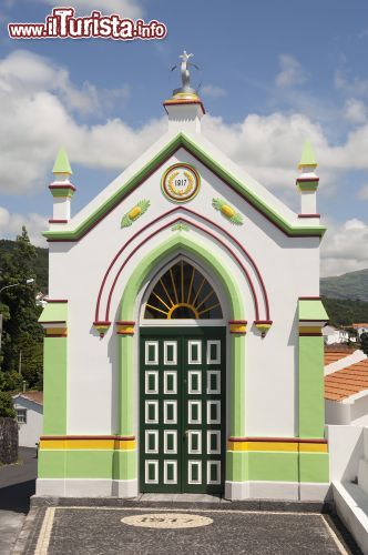 Immagine La variopinta facciata della chiesetta di Imperio sull'isola azzorriana di Pico - © mrfotos / Shutterstock.com