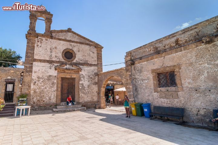 Immagine Scorcio panoramico della chiesa antica in centro a Marzamemi, Sicilia - Da qualunque angolazione sia fotografata, la chiesa di San Francesco da Paola con il suo rosone e la torre campanaria è uno dei monumenti più preziosi di Marzamemi © Eddy Galeotti / Shutterstock.com