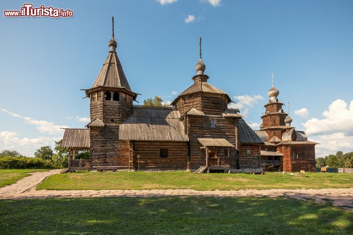 Immagine Chiesa in legno a Suzdal, Russia - Incredibilmente bella e tranquilla, Suzdal, nota anche come la Mecca Russa, ha graziose case e chiese in legno. Ancora oggi, in questa cittadina si trova una grande concentrazione di edifici religiosi che non lasciano indifferente il visitatore per la suggestiva atmosfera che sanno creare © Bragin Alexey / Shutterstock.com