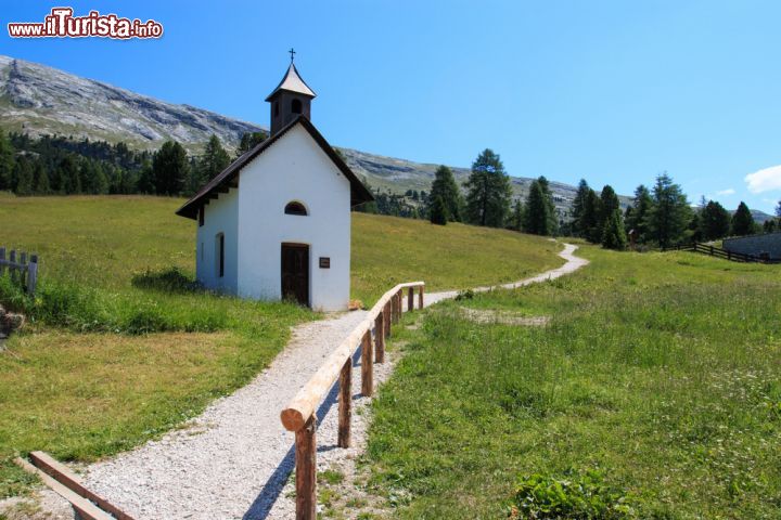 Immagine Una chiesetta isolata in località Prato Piazza vicino a Braies - © Barat Roland / Shutterstock.com