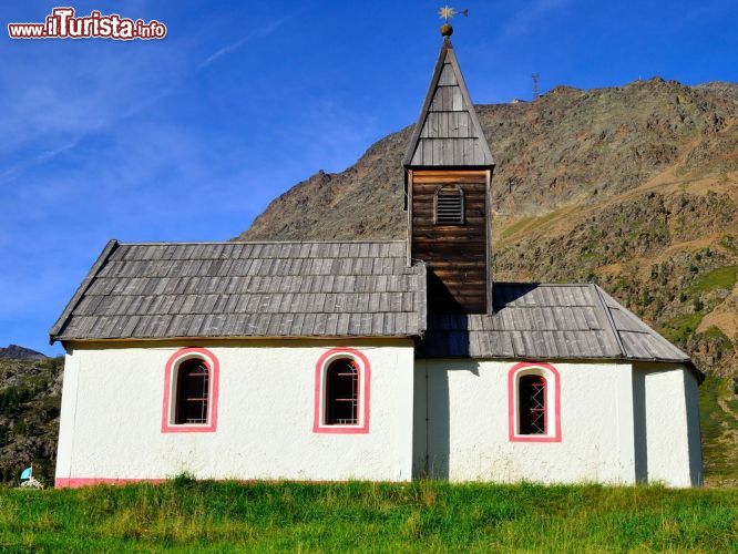 Immagine Una chiesa in Val Senales, Trentino Alto Adige. Muratura e legno, con la caratteristica copertura tirolese, per questo luogo di culto ospitato fra le montagne trentine - © maudanros / Shutterstock.com