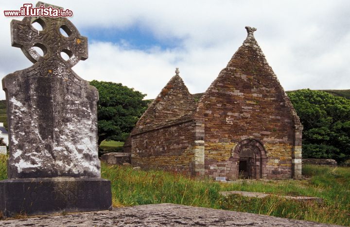 Immagine Antica chiesa irlandese a Dingle, Irlanda. Le rovine di un edificio religioso irlandese nella penisola di Dingle. Questo territorio ospita numerosi siti archeologici preistorici e resti di costruzioni medievali - © 6015714281 / Shutterstock.com