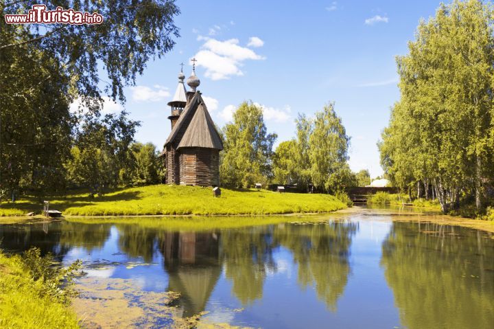 Immagine Costruita in legno e sormontata da cupole, questa graziosa chiesetta sorge in un suggestivo paesaggio naturale nei dintorni di Kostroma, città dall'importante passato storico che ha legato il proprio nome a quella dei Romanov, seconda dinastia imperiale russa ascesa al trono dopo l'estinzione del ramo dei Rjurik alla fine del XVI° secolo - © volkova natalia / Shutterstock.com