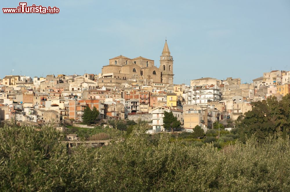 Immagine La Chiesa Madre di San Basilio domina la skyline del borgo di Regalbuto in Sicilia