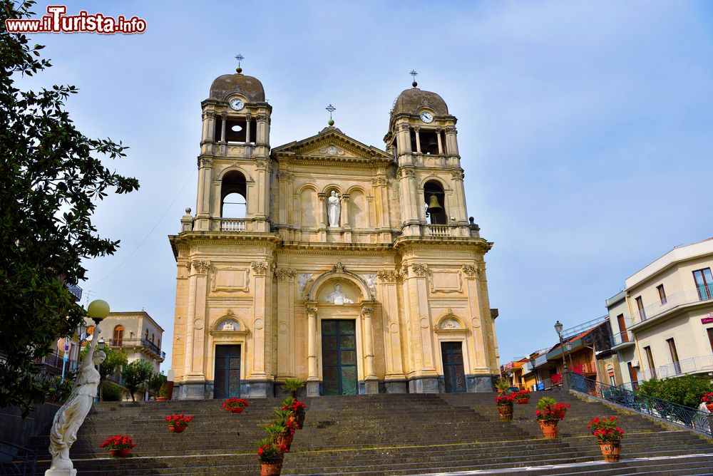 Immagine La chiesa di Maria Santissima della Provvidenza, la Chiesa Madre di Zafferana Etnea in Sicilia