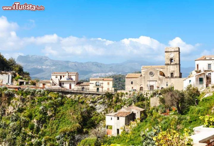 Immagine La Chiesa Madre e le case del centro di Savoca in Sicilia - © vvoe / Shutterstock.com