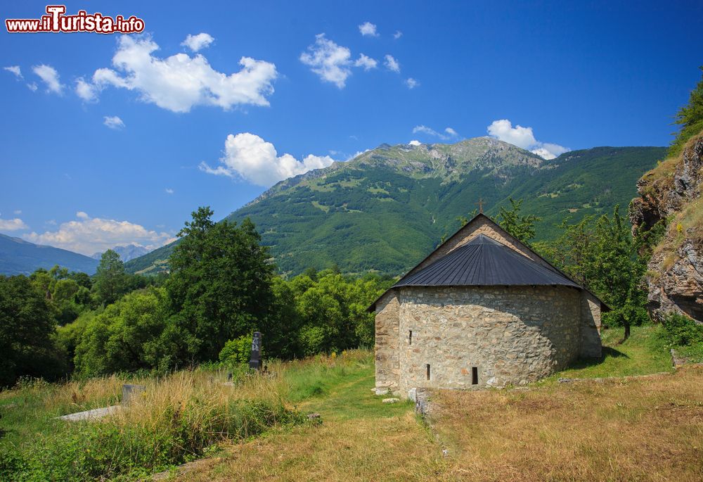 Immagine Chiesa medievale nel monastero di Brezojevica vicino a Plav, Montenegro. Una bella immagine di questo edificio di culto immerso nella natura incontaminata nei pressi della città montenegrina di Plav.