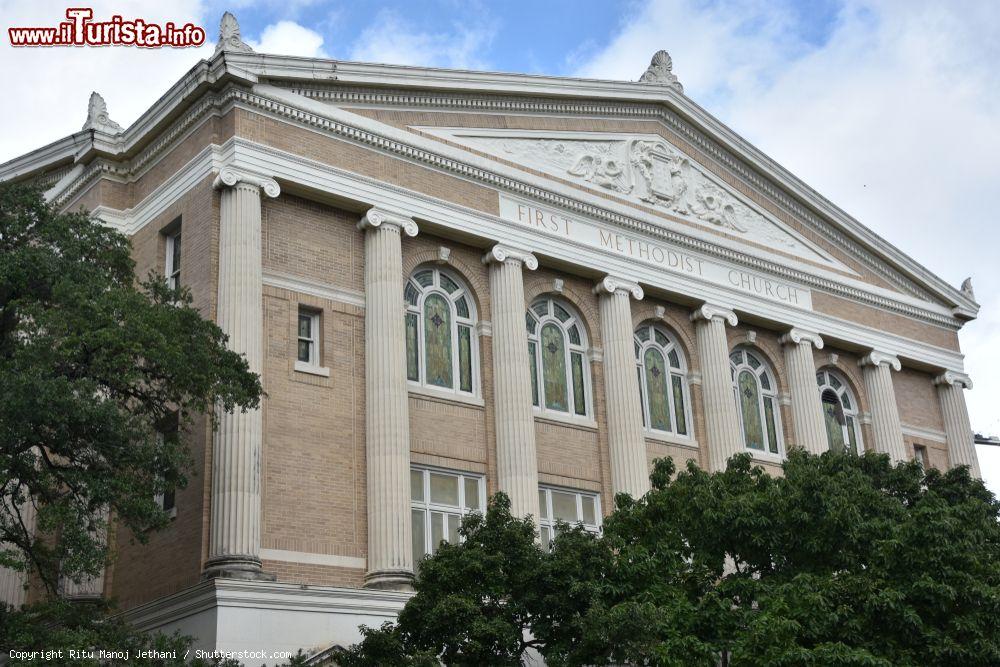 Immagine Chiesa metodista a Austin, Texas (USA). A decorare la facciata ci sono grandi colonne e un frontone in stile greco - © Ritu Manoj Jethani / Shutterstock.com