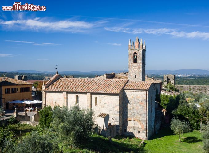 Immagine La Chiesa di Santa Maria a Monteriggioni (Toscana) - Fu costruita nel periodo dell'alto medioevo e per la sua tipicità della costruzione, può essere paragonata ad alcuni edifici ecclesiastici che sorsero in quel periodo in Lombardia. Il fatto che appartenga al XI secolo comunque, lo si evince dalla sua esteriorità fatta di minimalismo e pietra, notevole anche la semplicità della porta in materiale ligneo - © radar60 / Shutterstock.com