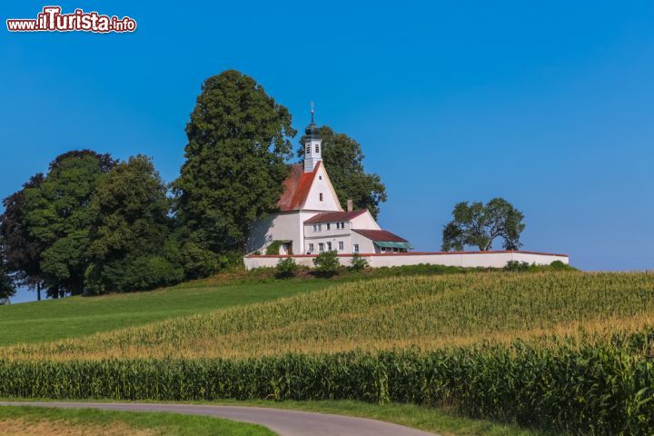 Immagine Chiesa nei pressi di Ravensubrg, Germania - Un caratteristico edificio di culto nelle campagne che circondano la città tedesca situata al centro della zona turistica fra l'Algovia e il lago di Costanza © msgrafixx / Shutterstock.com