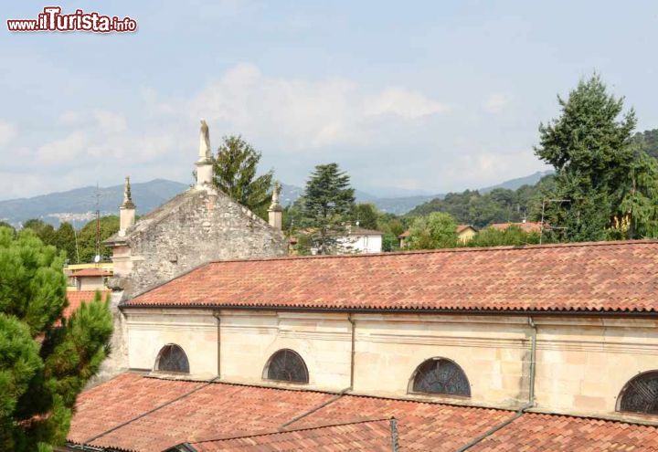 Immagine Una chiesa nel centro di Angera, la cittadina sulla sponda orintale del Lago Maggiore in Lombardia  - © Stefano Ember / Shutterstock.com