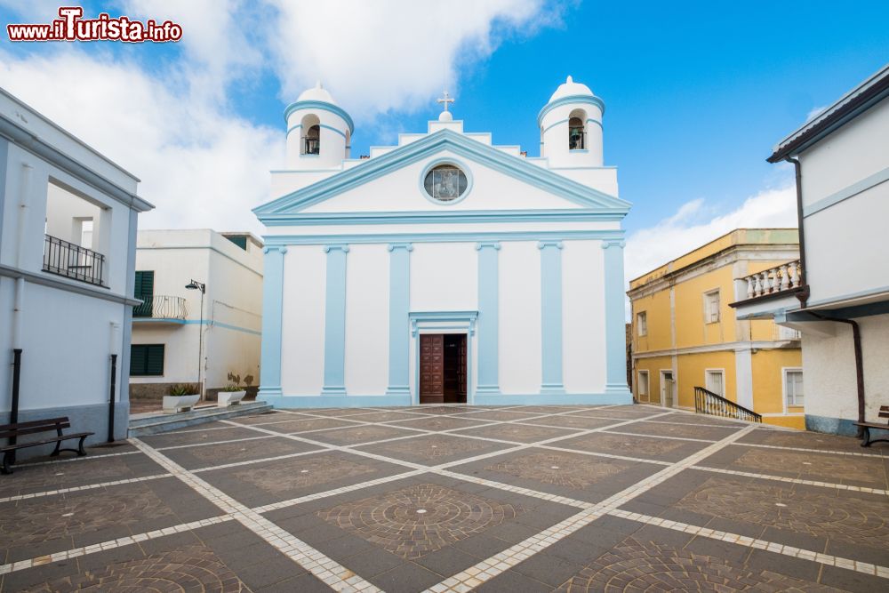 Immagine Chiesa nel centro di Calasetta sull'isola di Sant'Antioco in Sardegna.