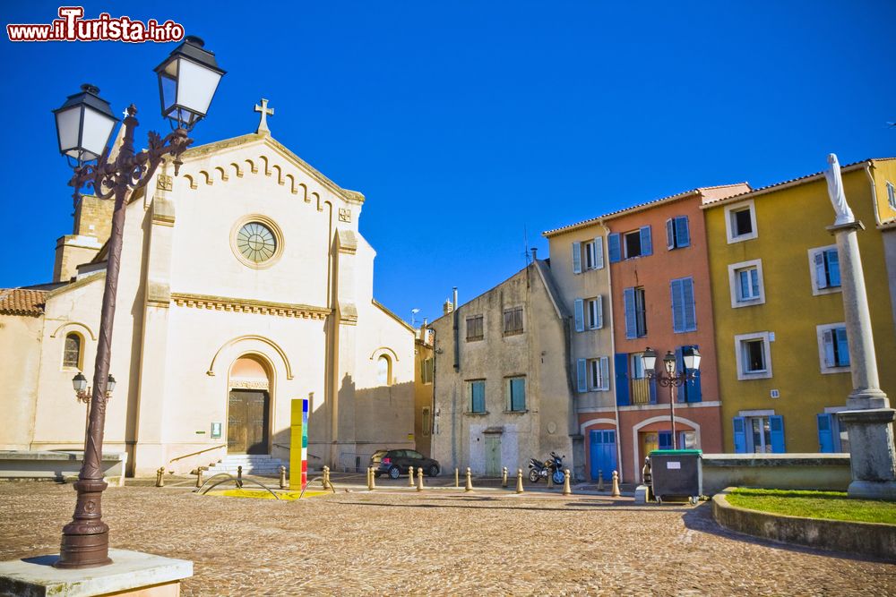 Immagine Chiesa nel centro storico di Aubagne, Francia. Affacciata sulla Costa Azzurra, questa bella località sorge su una conca naturale e un meraviglioso mare trasparente.