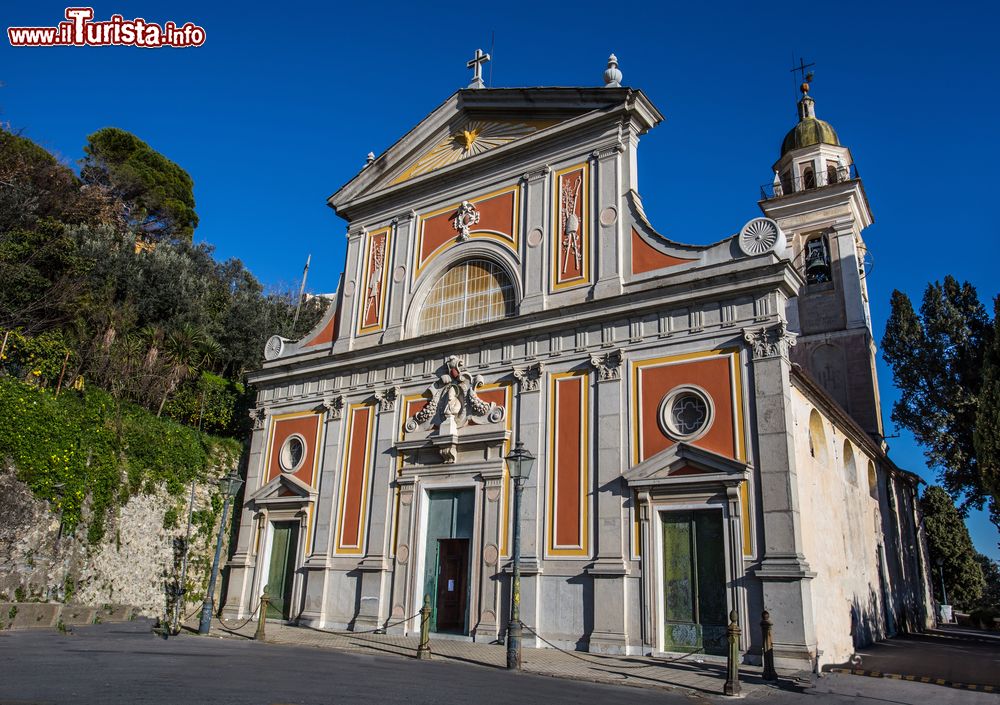 Immagine Chiesa nel quartiere di Sant'Ilario a Genova, Liguria, Riviera di Levante.