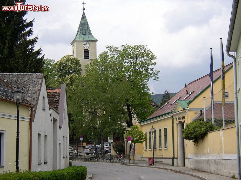 Immagine Chiesa nel villaggio di Bad Fischau  una delle cittadine termali in Austria