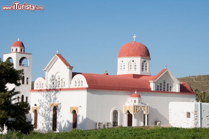 Immagine Chiesa ortodossa a Engares, isola di Naxos in Grecia - Tetti rossi per questo edificio religioso di fede ortodossa situato nel villaggio di Engares a Naxos. Quest'isola greca possiede oltre 500 chiese che la fanno sembrare tempestata di piccoli gioielli © Alberto Loyo / Shutterstock.com