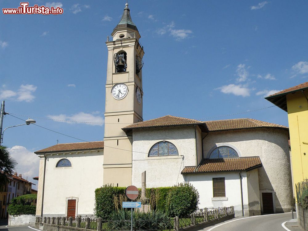 Immagine Chiesa nel villaggio di Ranco, Lago Maggiore, Lombardia Di Torsade de Pointes - Opera propria, CC0, Collegamento