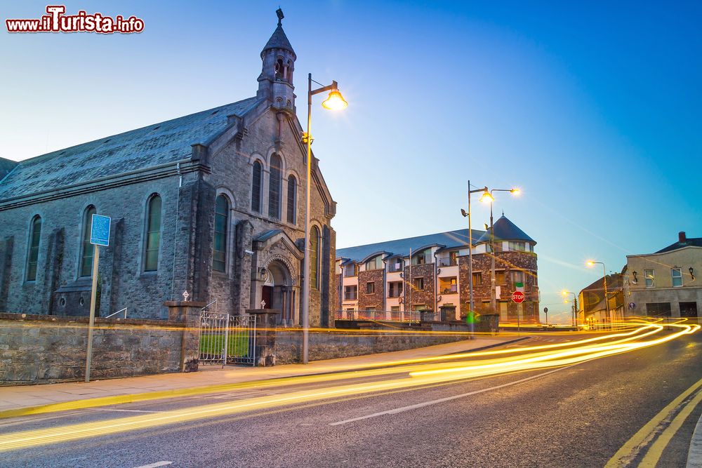 Immagine Chiesa nella città di Limerick di notte, Irlanda. Uno degli edifici religiosi di questa bella cittadina situata a ridosso della foce del fiume Shannon.