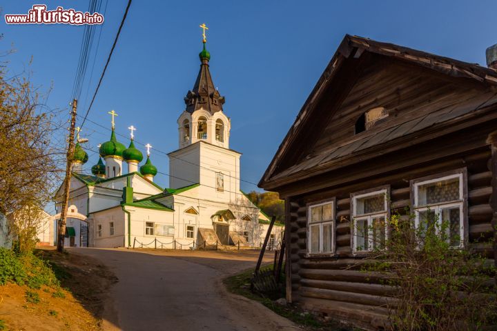 Immagine Una chiesa ortodossa a Nizhny Novgorod, Russia. Come spesso si può vedere nell'architettura russa, sono presenti le caratteristiche cupole - foto © Evgeny Gorodetsky / Shutterstock.com