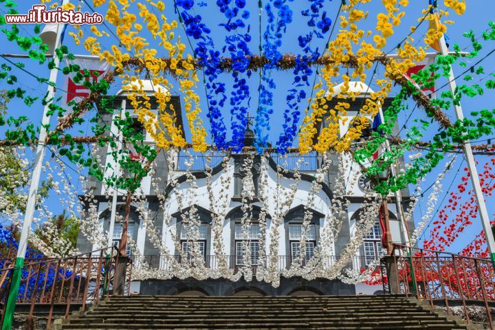 Immagine Chiesa di Nossa Senhora do Monte a Madeira (Portogallo) - Vi si accede in diversi modi: sia con la funivia che con il taxi, anche se la modalità più vincente soprattutto per entrare nella cultura del territorio completamente, è il tipico tuk tuk. Il piccolo complesso ecclesiastico risale al XVIII secolo ed è stato costruito sullo stesso suolo dove precedentemente, nel 1470, vi era la cappella al cui interno vi era ospitata la tomba di Carlo I. Dentro la Chiesa di Nossa Senhora do Monte si può ammirare la statua della pastorella, che ebbe la visione della Maria Vergine e oggi viene considerata oggetto di venerazione dai portoghesi, i quali denominarono "Nossa Senhora" la Patrona di Madeira - © Pawel Kazmierczak / Shutterstock.com