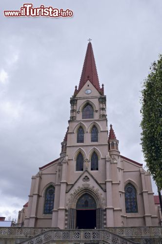 Immagine La chiesa di Nostra Signora della Misericordia a San José, Costa Rica. Uno degli edifici religiosi costruiti nel territorio della capitale del Costa Rica. Nostra Signora della Misericordia è una delle chiese più frequentate dai fedeli - © Joe Ferrer / Shutterstock.com