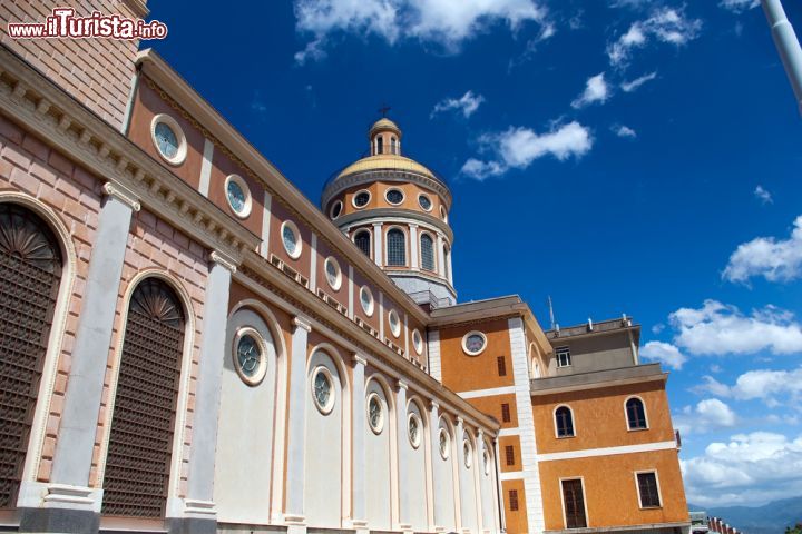 Immagine La Chiesa Nostra Signora di Tindari in Sicilia - Una storia piuttosto insolita spiega la vita di questo complesso ecclesiastico, poiché ad oggi sono poche le notizie certe che lo riguardano. Gli storici comunque sembrano concordare che la sua nascita risalga al periodo della persecuzione iconoclasta quando, nello stesso momento, arrivò la devozione alla Madonna Bruna. Oltre alla raffigurazione delle immagini che racconta la leggenda di questa credenza e l'origine della sua storia visibili all'interno dell'edificio liturgico, bellissimi gli "occhielli" situati sopra le arcate, che ricordano gli oblò delle navi e ancora una volta richiamano alla bellezza del mare della Sicilia - © Oskar Orsag / Shutterstock.com