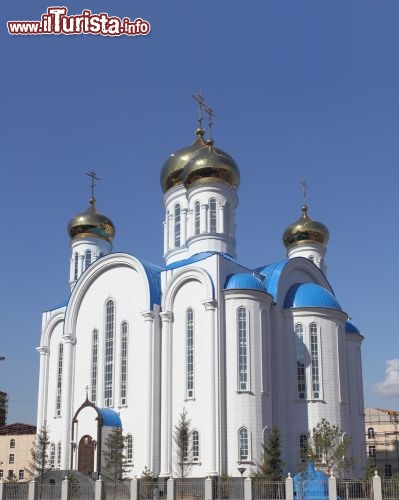 Immagine Chiesa ortodossa, Astana - Grazie anche alla presenza del Palazzo della Pace e della Riconciliazione, che ospita al suo interno un importante punto di incontro religioso, Astana viene considerata una città particolarmente aperta e attenta al dialogo delle dottrine religiose. In questa immagine la chiesa di fede ortodossa caratteristica per le sue 4 cupole rivestite d'oro e i tetti azzurri © sfam_photo / Shutterstock.com