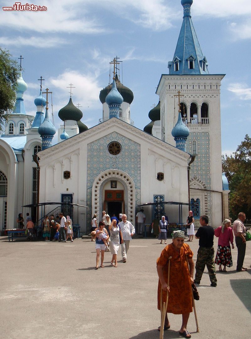 Immagine Una domenica mattina presso la chiesa ortodossa di Bishkek (Kirghizistan) - ©  Raki_Man, CC BY 3.0, Wikipedia