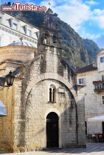 Immagine Chiesa ortodossa di San Luca a Cattaro, Montenegro. Costruito nel 1195 da Mauro Kacafrangi, questo modesto edificio religioso presenta elementi di architettura romanica e bizantina insieme. Unica costruzione della città a non aver subito danni importanti durante i vari terremoti, la chiesa di San Luca ha una navata sola suddivisa in tre arcate; al suo interno vi sono due altari di cui uno di culto cattolico e l'altro ortodosso. Il pavimento è composto dalle lapidi dei cittadini di Cattaro poichè sino agli anni'30 le tumulazioni avvenivano nella chiesa stessa - © joyfull / Shutterstock.com