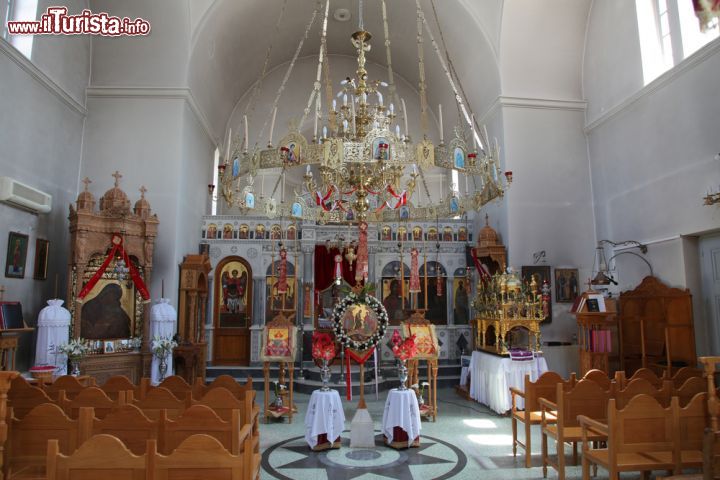 Immagine Veduta interna di una chiesa ortodossa di Paros, Grecia. Fra gli arredi di questo edificio di culto spiccano il grande lampadario e le immagini della Madonna  - © Grantibo / Shutterstock.com