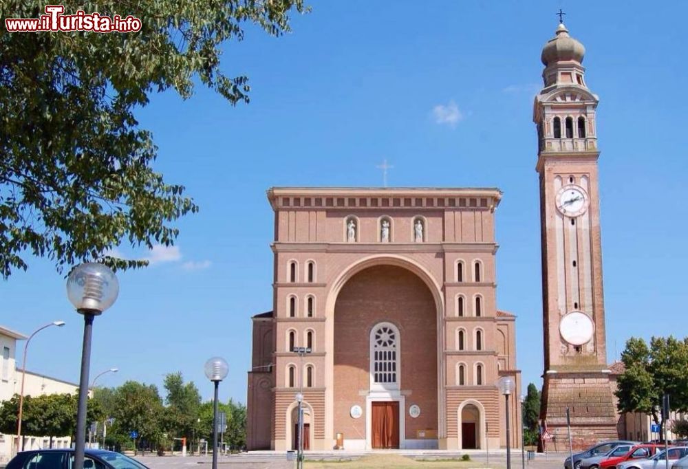 Immagine La Parrocchiale della Natività di Maria Santissima  a Castello di Godego in Veneto. In questa piazza si svolgono i tradizionali Mercatini di Natale - © iclesia.com