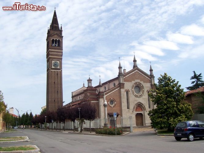 Immagine La Chiesa dei Santi Gervaso e Protaso a Trezzo sull'Adda - questa splendida chiesa, dedicata ai protomartiri ambrosiani Gervaso e Protaso, venne costruita in epoca medievale, precisamente nel XV secolo. Al suo interno, vi sono numerosi elementi di grande pregio, tra cui gli splendidi affreschi che decorano la volta a crociera e quello di ascendenza giottesca che raffigura una Madonna col Bambino; una preziosa e antica statua medievale di San Benedetto, probabilmente proveniente dall'abbazia francese di Cluny, e il grande dipinto dell'abside che rappresenta l'ascensione di Gesù al cielo. 