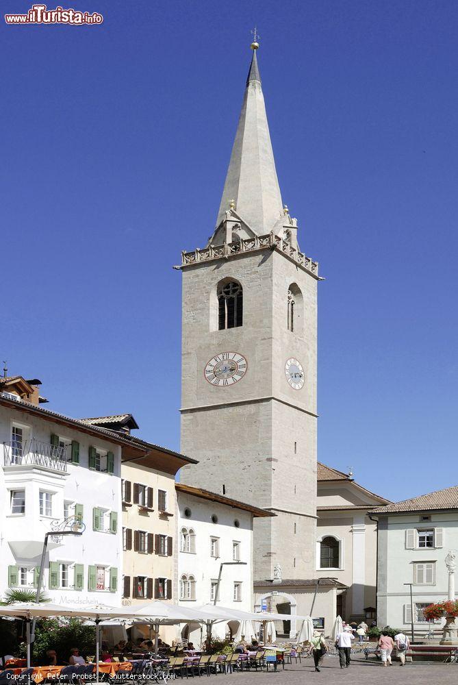 Immagine Chiesa parrocchiale di Caldaro, Trentino Alto Adige. Risale al XV° secolo questo edificio religioso edificato nel territorio della città tirolese - © Peter Probst / Shutterstock.com