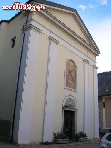 Immagine Chiesa parrocchiale di San Lorenzo a Chambave, Valle d'Aosta.  La base romanica risale al XII° secolo mentre l'edificio è settecentesco - © Patafisik - CC BY-SA 3.0 - Wikipedia