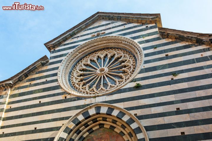 Immagine Chiesa parrocchiale di San Giovanni Battista a Monterosso al Mare, Italia - La bella facciata dell'edificio di culto dedicato a San Giovanni Battista. I lavori della sua costruzione vennero avviati nel 1282 e si conclusero nel 1307. Da segnalare il bel portale che raffigura, nella lunetta in alto, un affresco del battesimo di Cristo © Patryk Kosmider / Shutterstock.com