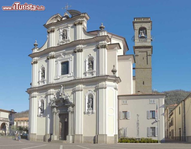Immagine La Chiesa Parrocchiale di San Martino, è uno dei patrimoni architettonici del centro di Sarnico sul Lago d'Iseo - © Walencienne / Shutterstock.com