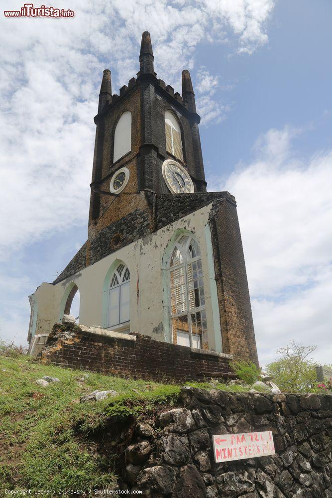 Immagine La chiesa presbiteriana di Sant'Andrea con la torre campanaria a St. George's, Grenada. Venne costruita nel 1833 da massoni e proprietari di piantagioni scozzesi mentre il campanile fu innalzato quando ormai la chiesa era completata. Nel 2004, l'uragano Ivan ha distrutto la chiesa lasciando in piedi solo la torre - © Leonard Zhukovsky / Shutterstock.com