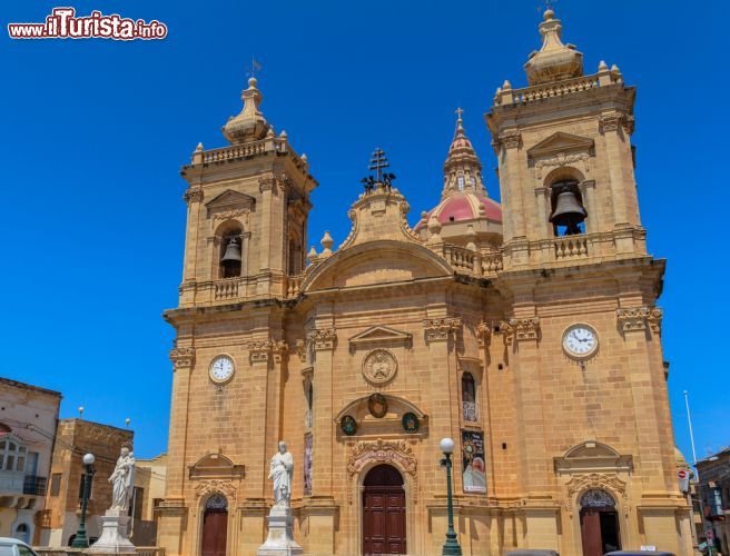 Immagine Basilica della Natività della Vergine Maria a Xaghra (Gozo). E' stata consacrata nel 1878, ma nonostante sia abbastanza recente, è stato utilizzato un classico stile barocco - © eldeiv / Shutterstock.com