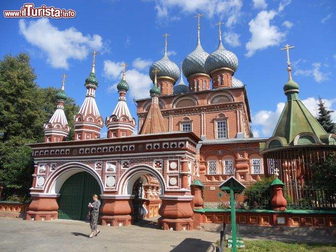 Immagine La tradizione vuole che la Chiesa della Resurrezione di Kostroma, fondata nel XVII° secolo e riconoscibile per via dei suoi 12 bulbi verdi, sia stata finanziata da un mercante di colori della cittadina russa che aveva trovato una botte piena di indaco e di monete d'oro proveniente da Londra. A questo particolare episodio si fa forse risalire la presenza dello stemma reale inglese sul portale dell'edificio religioso nel cui interno si può osservare anche una bella iconostasi - © elen_studio / Shutterstock.com