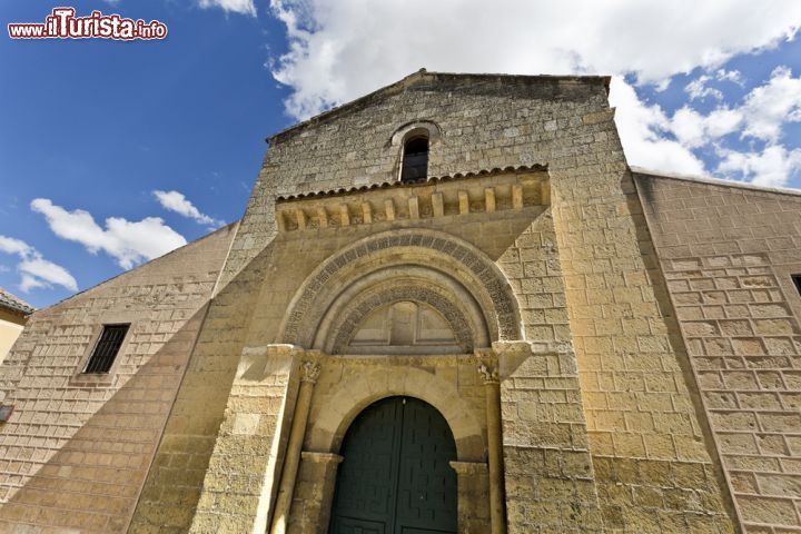 Immagine Chiesa di San Sebastiano a Segovia, Spagna - Situato in una piazza che porta il suo stesso nome, fra cattedrale, torre di Ercole e chiesa della Trinità, San Sebastiano è un bell'edificio religioso caratterizzato da un'alta torre di 53 metri costruita con blocchi di pietra calcarea in stile romanico © ribeiroantonio / Shutterstock.com